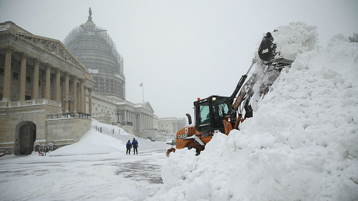 Θαμμένες στο χιόνι οι ανατολικές ΗΠΑ - To χιόνι έκλεισε και το Κογκρέσο